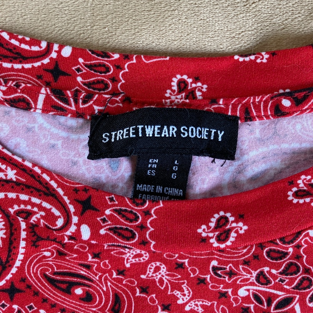 Red patterned Top - Picture 2 of 2